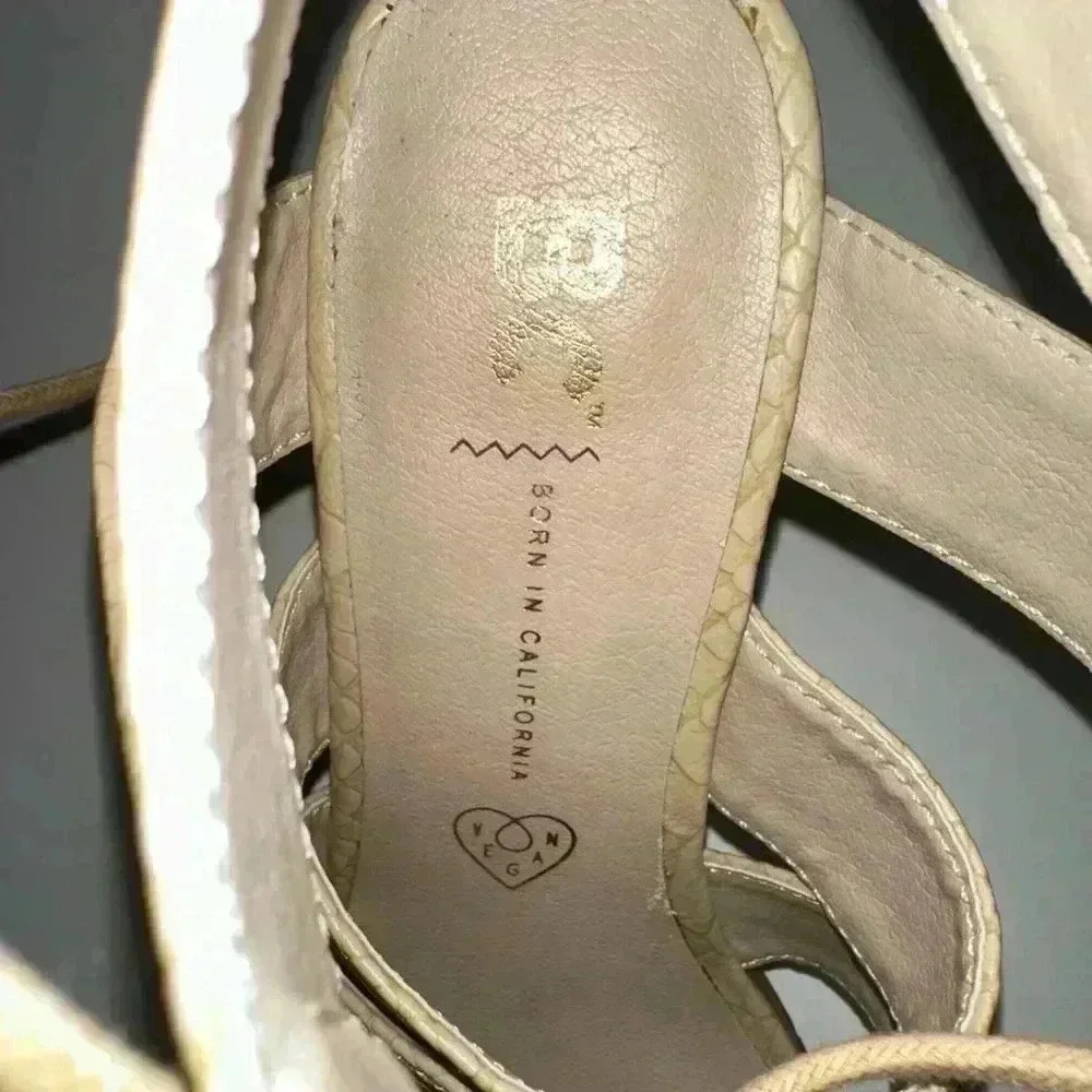 Born In California Sandals Stacked Heel Beige Lite Tan Faux Snakeskin Size 6 1/2